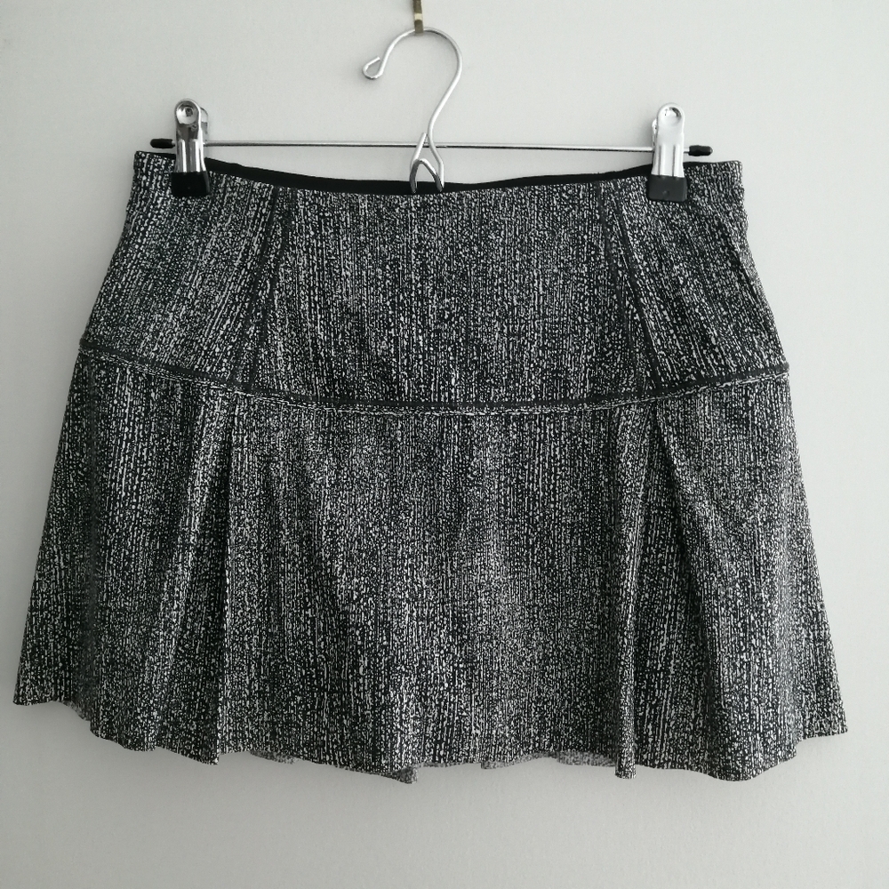 Lululemon Lost In Pace Skirt Skort Pleated Running Tennis White and Black Size 6